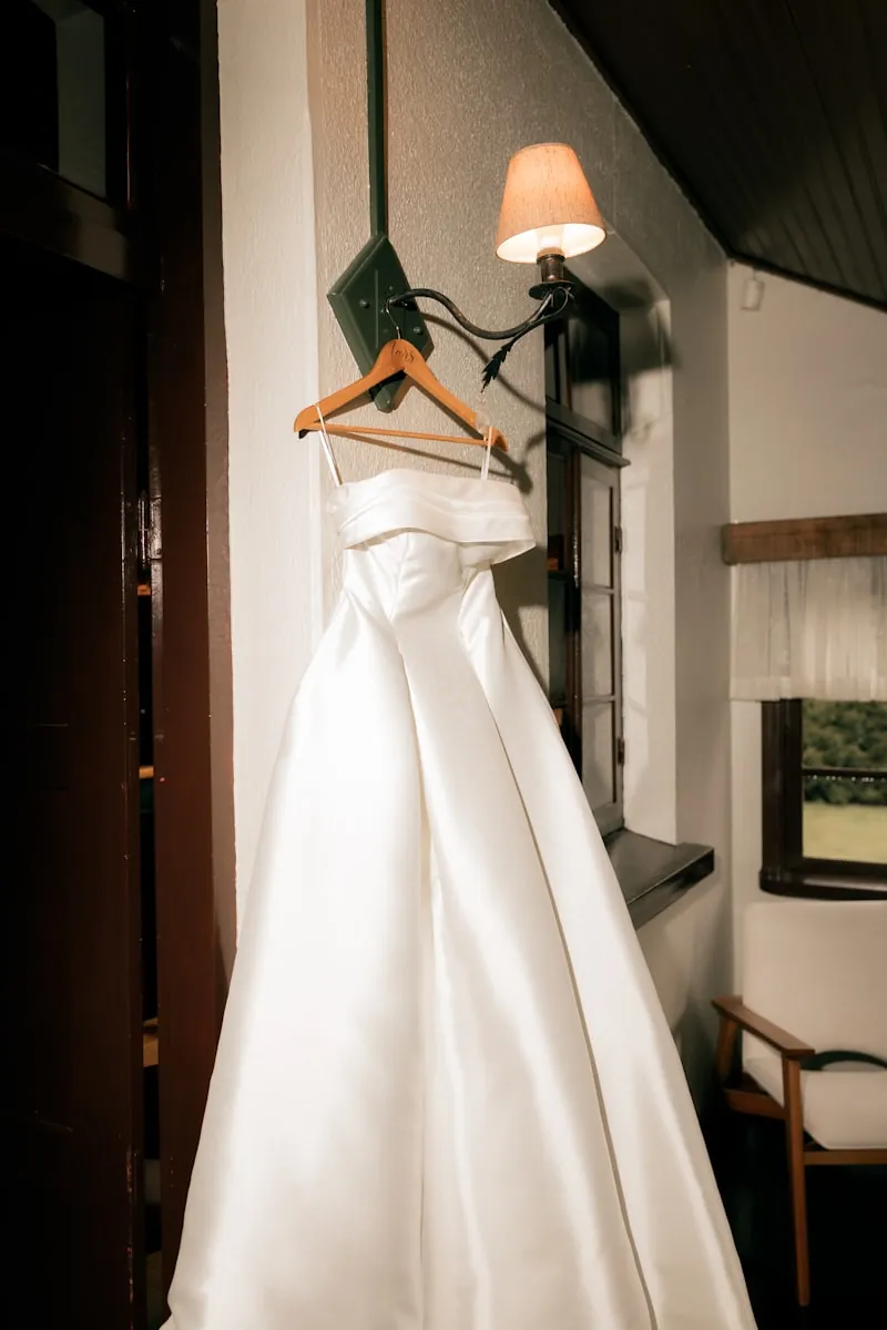 Robe de cérémonie sur cintre, prête pour une remise en main propre